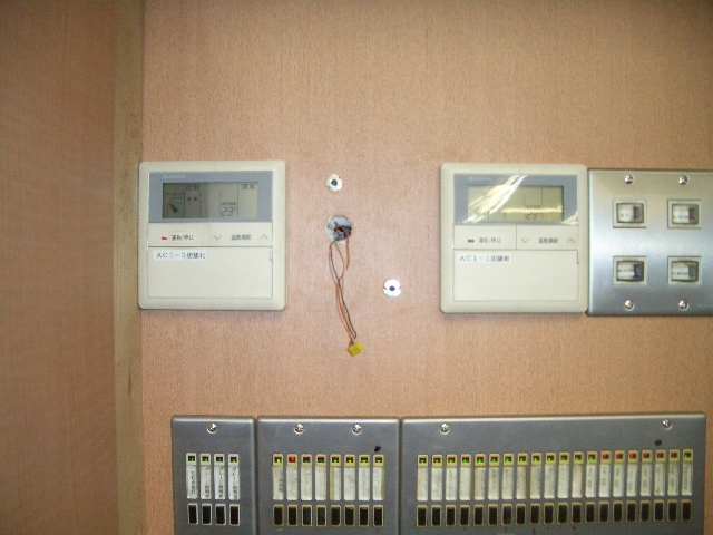 画像: 日立業務用エアコン修理　エラーコード表示なし　天カセ４方向タイプ　工場設置